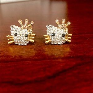 Hello kitty in a crown studs